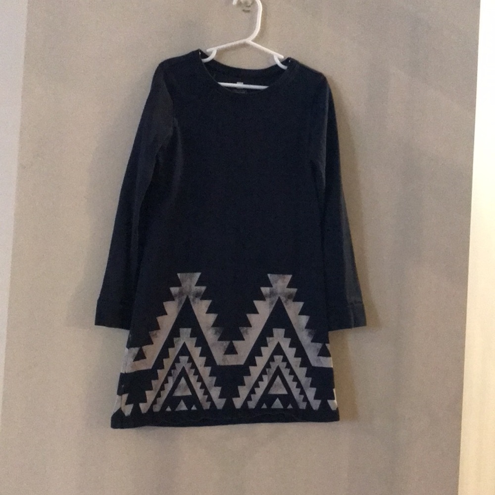 Tea Collection - Size girls 7 - Long sleeves + tan geometric shapes